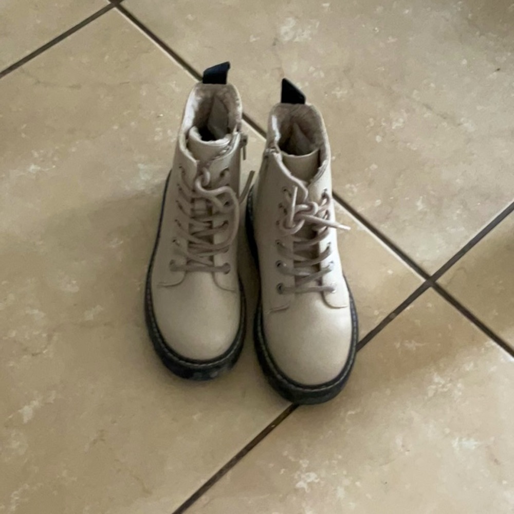 Beige boots